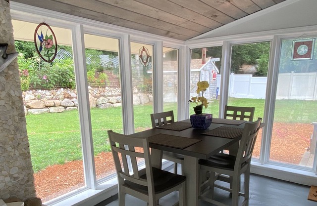 Romantic Artistic Retreat with Adirondack Suite