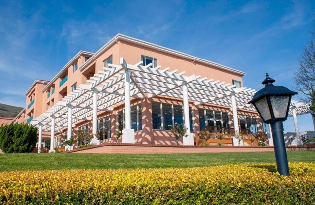 Romantic Beach Getaway! Full Kitchen, Free Parking, Steps to Avila Beach Pier