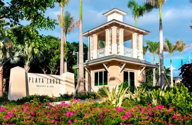 Romantic Beach Getaway! Gym, Pool & Spa Access! Pet Friendly King Stay!