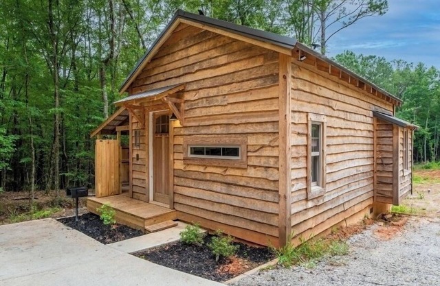 Romantic Cabin Hideaway — Outdoor Rain Shower, Soaking Tub & Fire Pit