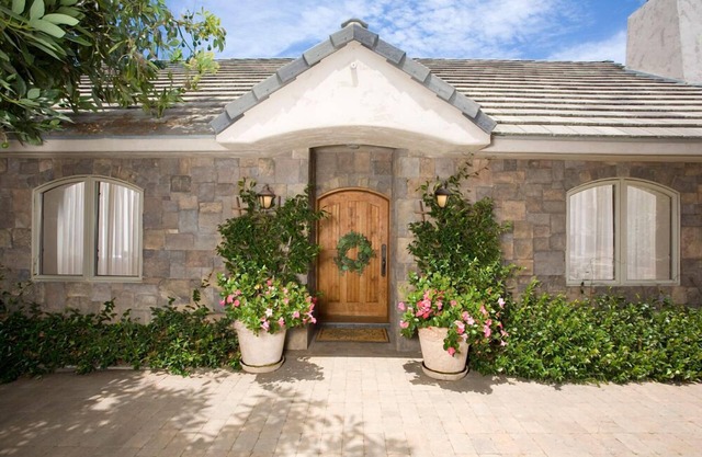 Romantic Cottage in Avocado Grove - Jacuzzi, Fireplace, Views!
