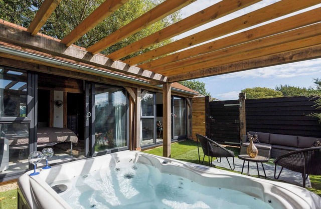 Romantic Countryside Lodge with Hot Tub
