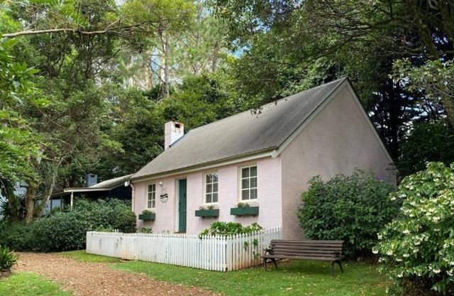 Romantic English Cottage on Tamborine Mountain, Double Spa and Wood Fire Place