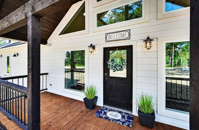 Romantic farmhouse cabin🌲Large mural🌲Huge swaying pines🌲King bed🌲 HOT TUB