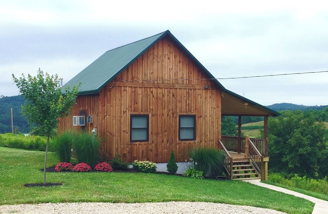 Romantic getaway in Southeastern Ohio. Family and pet friendly.
