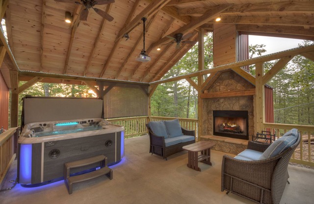 Romantic Getaway, King Bed, privateHOT TUB,Outdoor Fireplace, 1Min to downtown