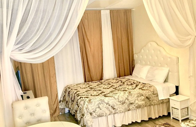 Romantic Getaway Studio- UCF area