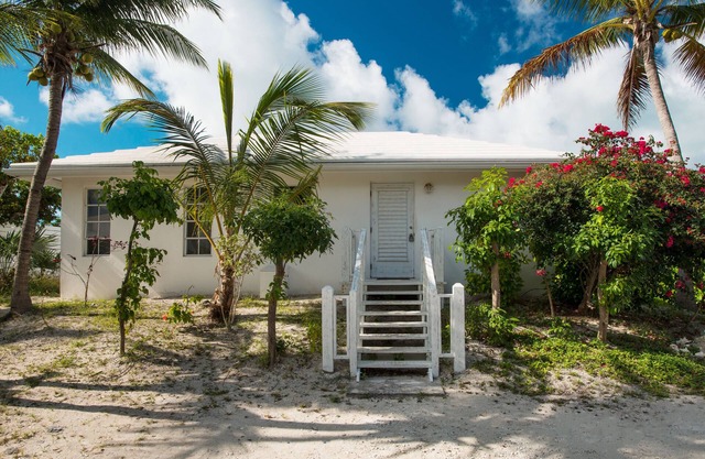 Romantic Getway Steps from the Beach