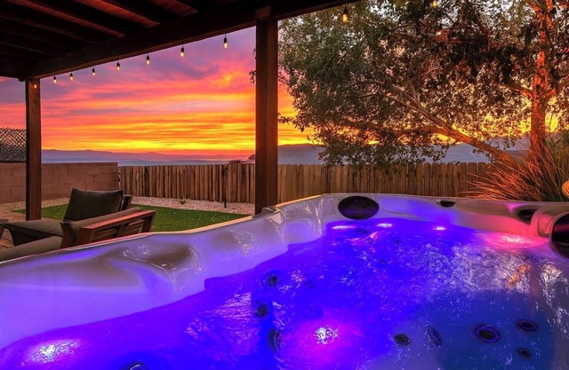 Romantic Hot Tub w/water view. Cute 3-bd Villa w/2 King beds and ensuite baths.