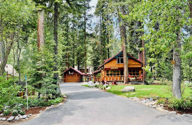Romantic Log Cabin with Hot Tub-Dog Friendly