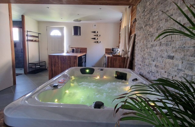 Romantic mountain escape, private Jacuzzi.