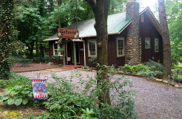 Romantic Mountain Getaway- One Mile From Downtown Black Mountain, NC