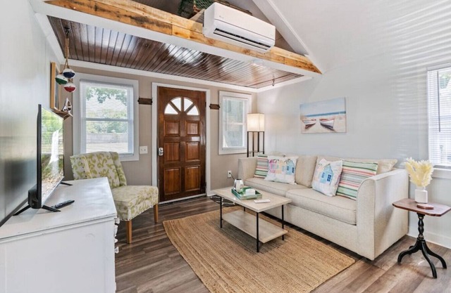 Romantic Nautical Hideaway!