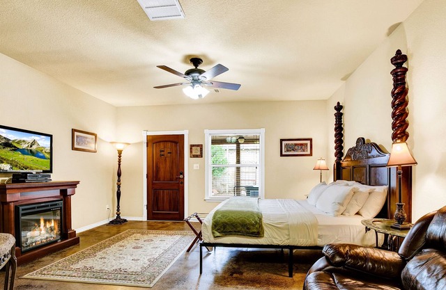 Romantic Oasis W/hot Tub Near Fred and Wineries!