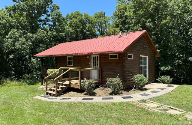 Romantic Prairie Rose Couples Cabin w/hot tub, forest views, near Hocking Hills