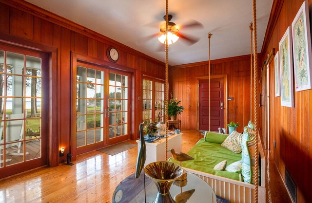 Romantic Riverside Private Wing Perfect for travel professionals!