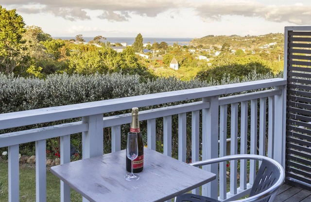 Romantic, Self-contained With Beautiful sea Views, Centrally Located
