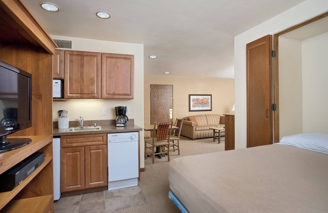 Romantic Studio w/Fireplace - Near Historical Sites