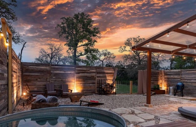 Romantic Tiny Luxury Retreat w/hot tub, sauna & outdoor shower in Wimberley/10 acres