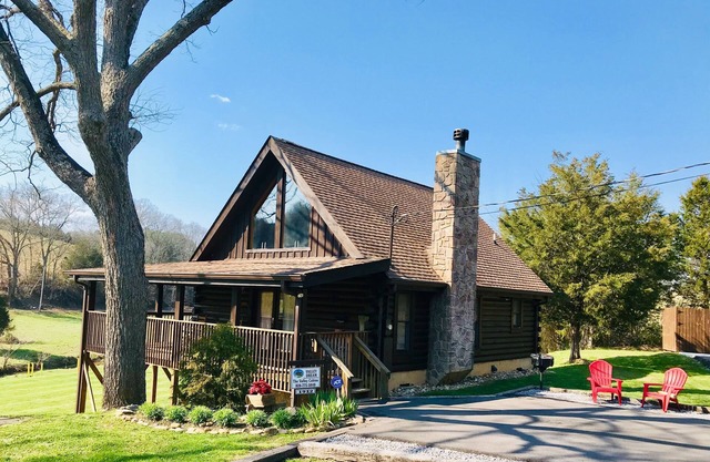 Romantic Valley Dream w HotTub FPit Views Privacy Sep 30-Oct 3 Book Now!