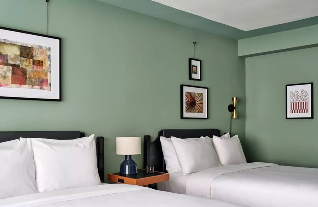 Romer Queens | 3 Units w/Bar | Restaurant | Near Broadway!