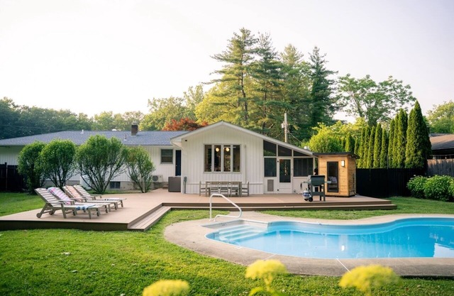 Rondout Retreat: Sauna, Firepit and Backyard Oasis