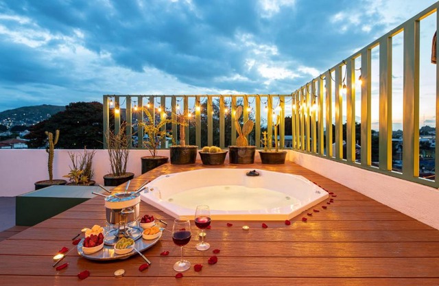 Rooftop Hot Tub! 3 levels, 5Bedroom in Villa Noria