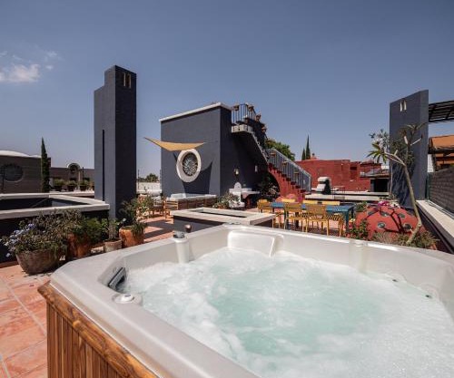Rooftop Jacuzzi! Country-style 4 Bedroom Cottage