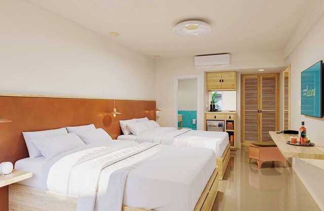 Rooftop Lounge, Balcony & 2 Queens | Near Beach, Dining & Pier