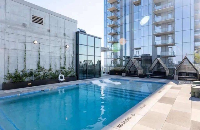 Rooftop pool in Rainey Street - Natiivo Honor by Portoro