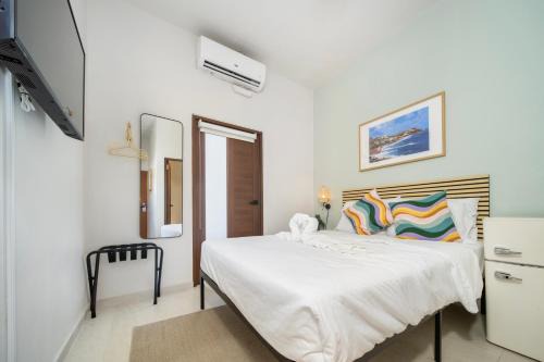 Room 12 Sunlit Balcony Stay Near Calle Cerra