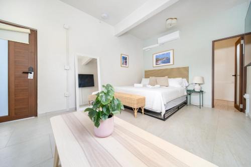 Room 16 Grand King Suite with Desk & Sofa Bed