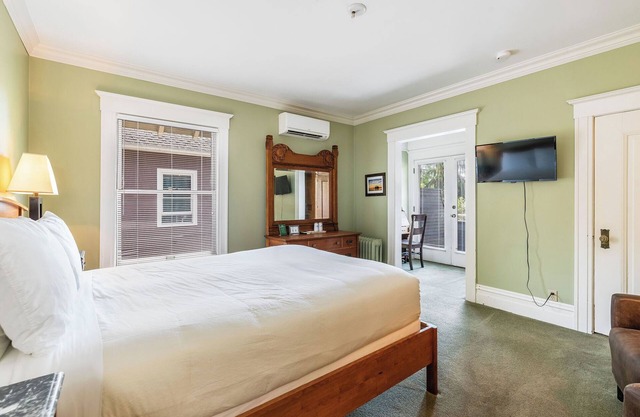 Room 205 - Unique Accommodations in Seattle's Capitol Hill