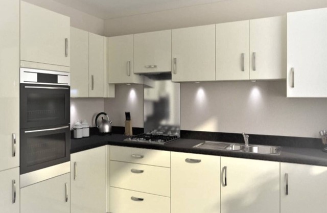 Room in Guest Room - Ensuite Double Room, Full Kitchen, in 3-bed Home