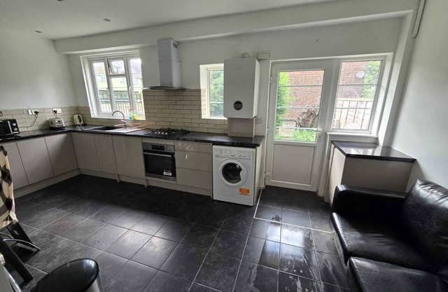 Room in Guest Room - Limehouse Townhomes Modern Spacious Serviced Double Room