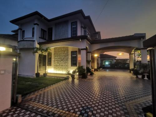 Room Only - Ryui's Quiet Residential Bungalow 5,403sqft