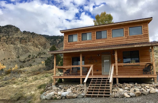 Room to explore! 13acre horse ranch overlooking YNP 5mins to hot springs & park!