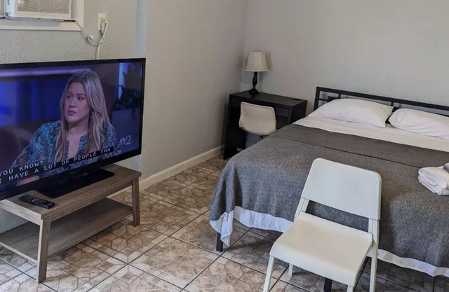 Room with Private Bath - Private Entry