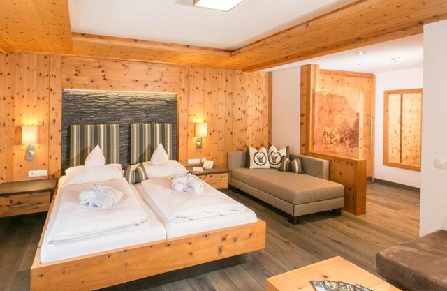Room "Zirbenstein mit Ostbalkon", 4-6 nights - Alpenhof, country hotel