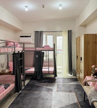 Roomies Spacious Fully Furnished Condo with Balcony and Netflix for 4pax