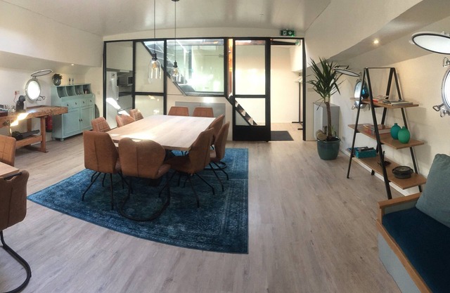 Rooms on Water, a beautiful holidayhouse on the water in the center of Rotterdam
