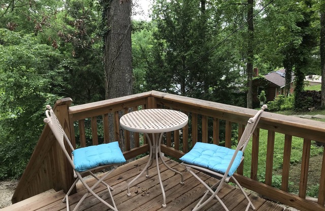 Roomy lakefront cottage with private access to lake, 30+days rentals only