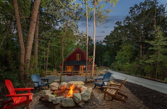Roosters Den! Modern Cozy Cabin!