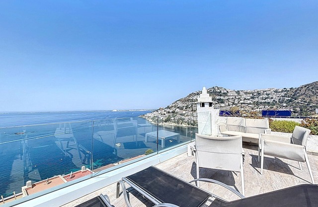 ROSALES – Casa vistas al mar y piscina comunitari