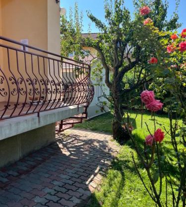 Rose Apartment with Garden & free parking