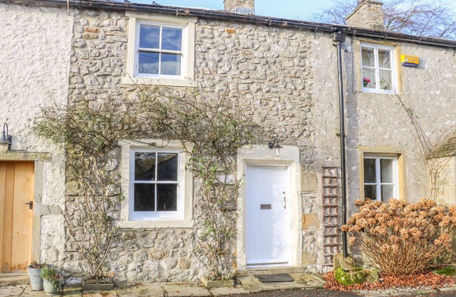 ROSE COTTAGE, with open fire in Malham