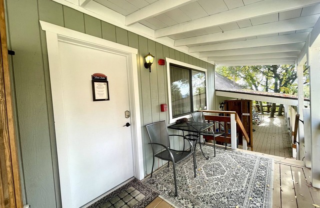 Rose Suite - Sierra Mountain Lodge