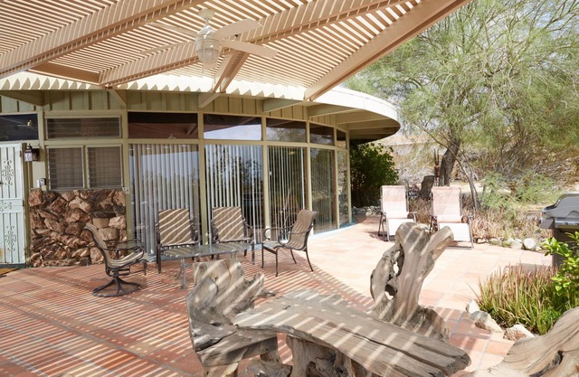 Round Glass House 1 Acre/6 blocks to Spa Hotel with hot jacuzzis, sauna & pool
