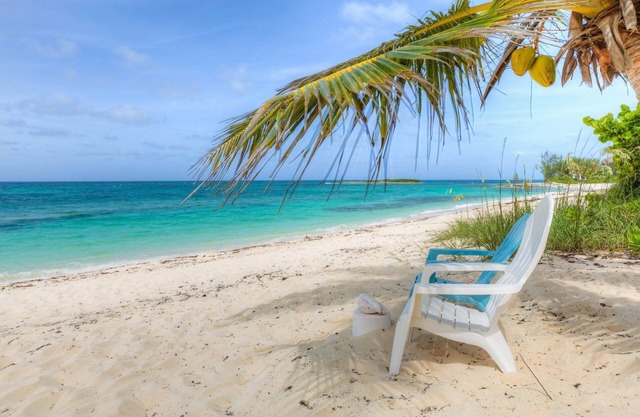 Round House, 360 degree deck, on stunning private beach with private cabana