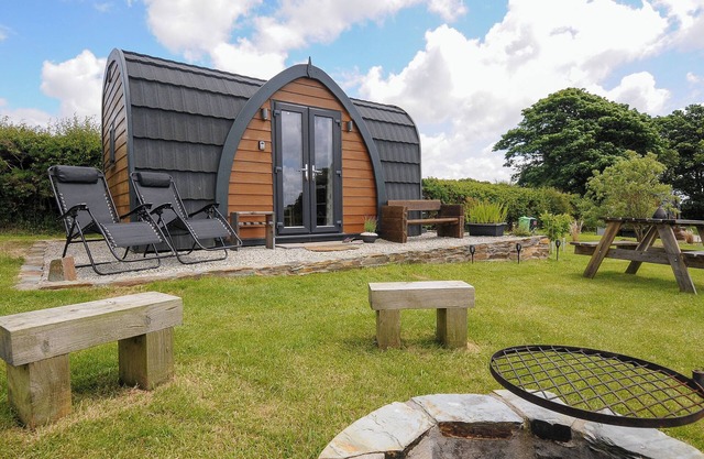 ROWAN, romantic, character holiday cottage, with a garden in Altarnun